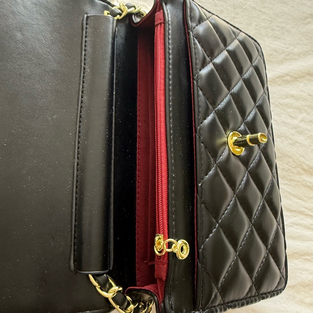 Handbag black and gold.